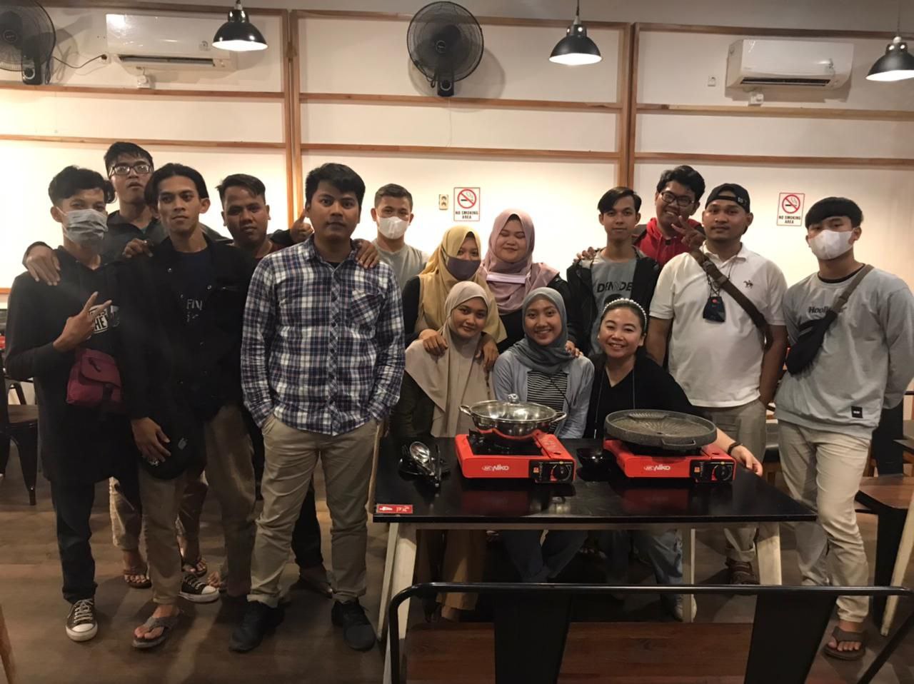 Akhir bulan biasanya tim makan-makan