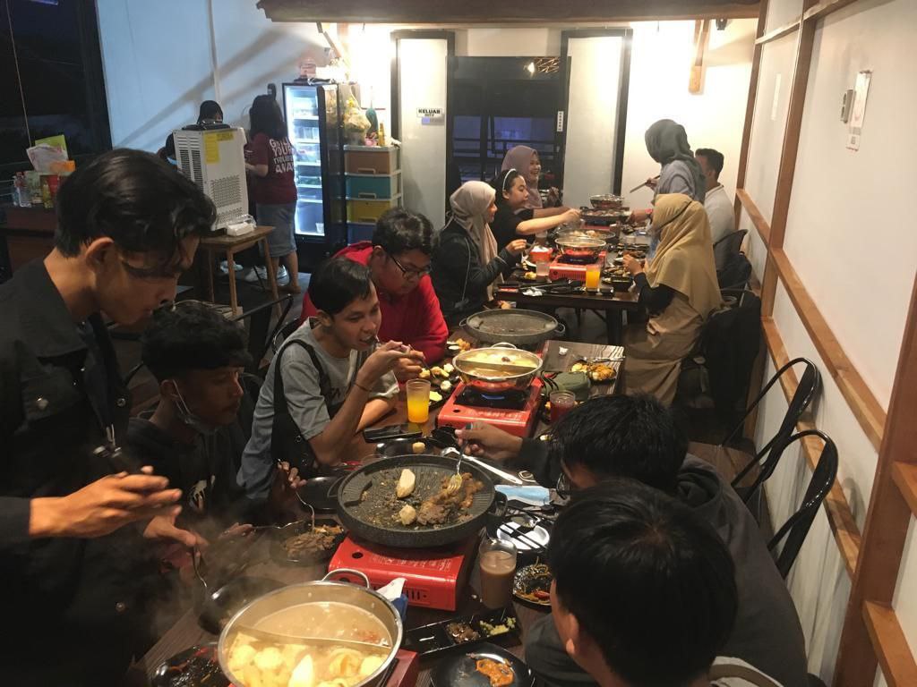 Akhir bulan biasanya tim makan-makan