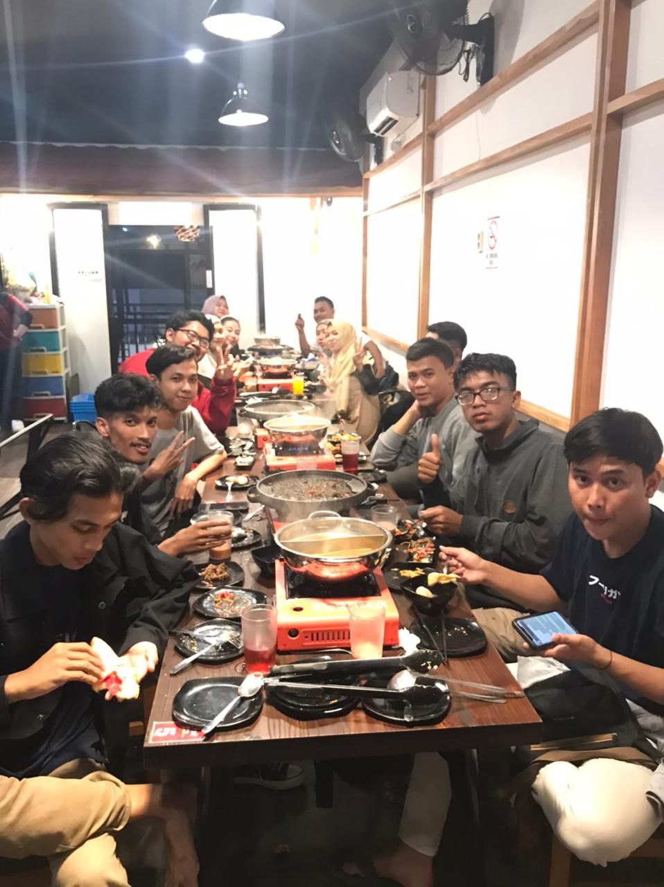 Akhir bulan biasanya tim makan-makan