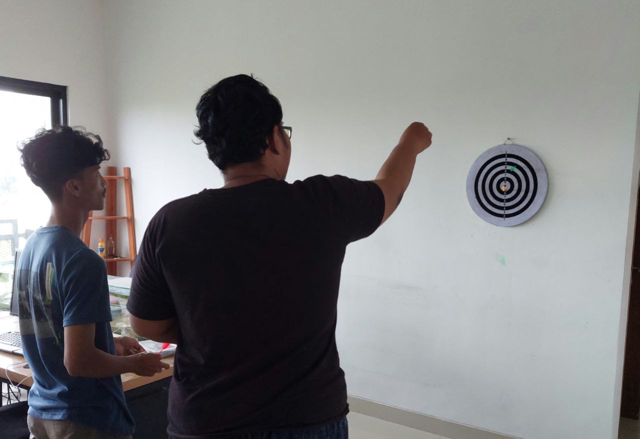 Bermain dart sebentar untuk menghilangkan penat ketika bekerja