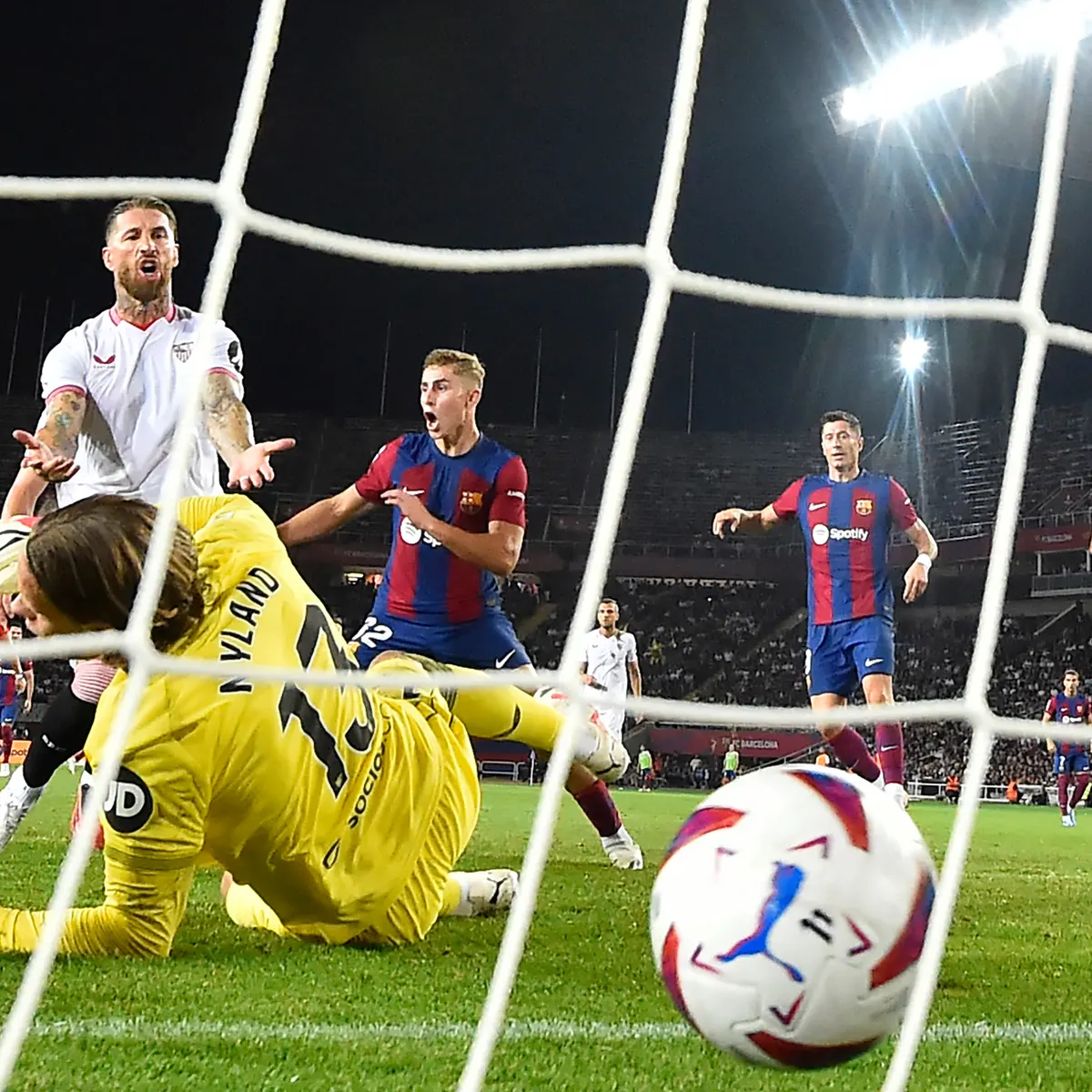 Dikasih Gol Bunuh Diri Ramos, Barca Puncaki La Liga! Tapi Tapi Barca Masih Banyak PR?